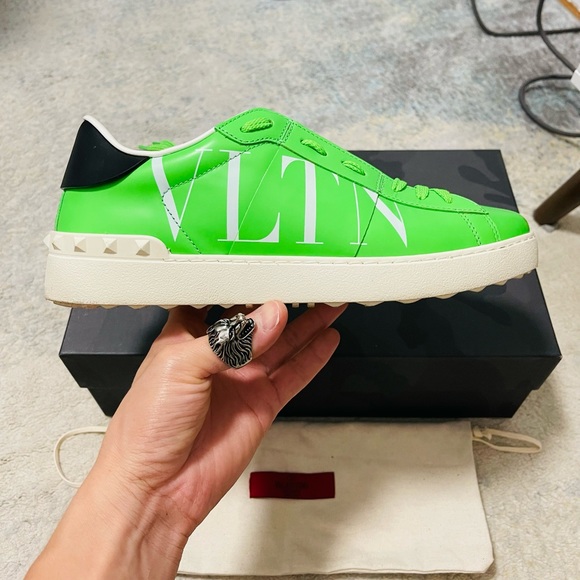 Like New Men’s Size 8 Valentino Garavani VLTN OpenFluorescent Sneakers Green